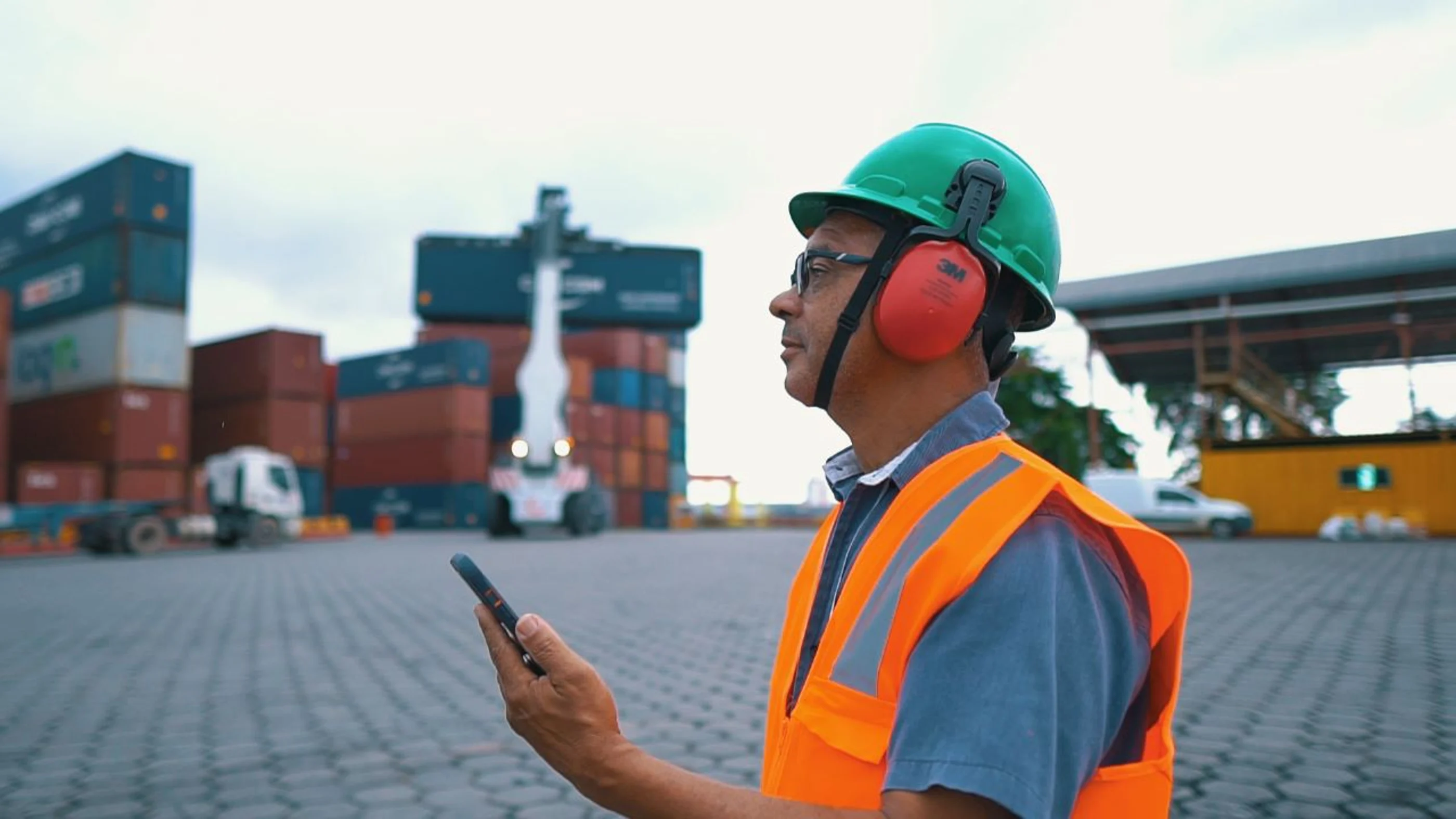 Operador no pátio de containers usando o sistema ReeferSys